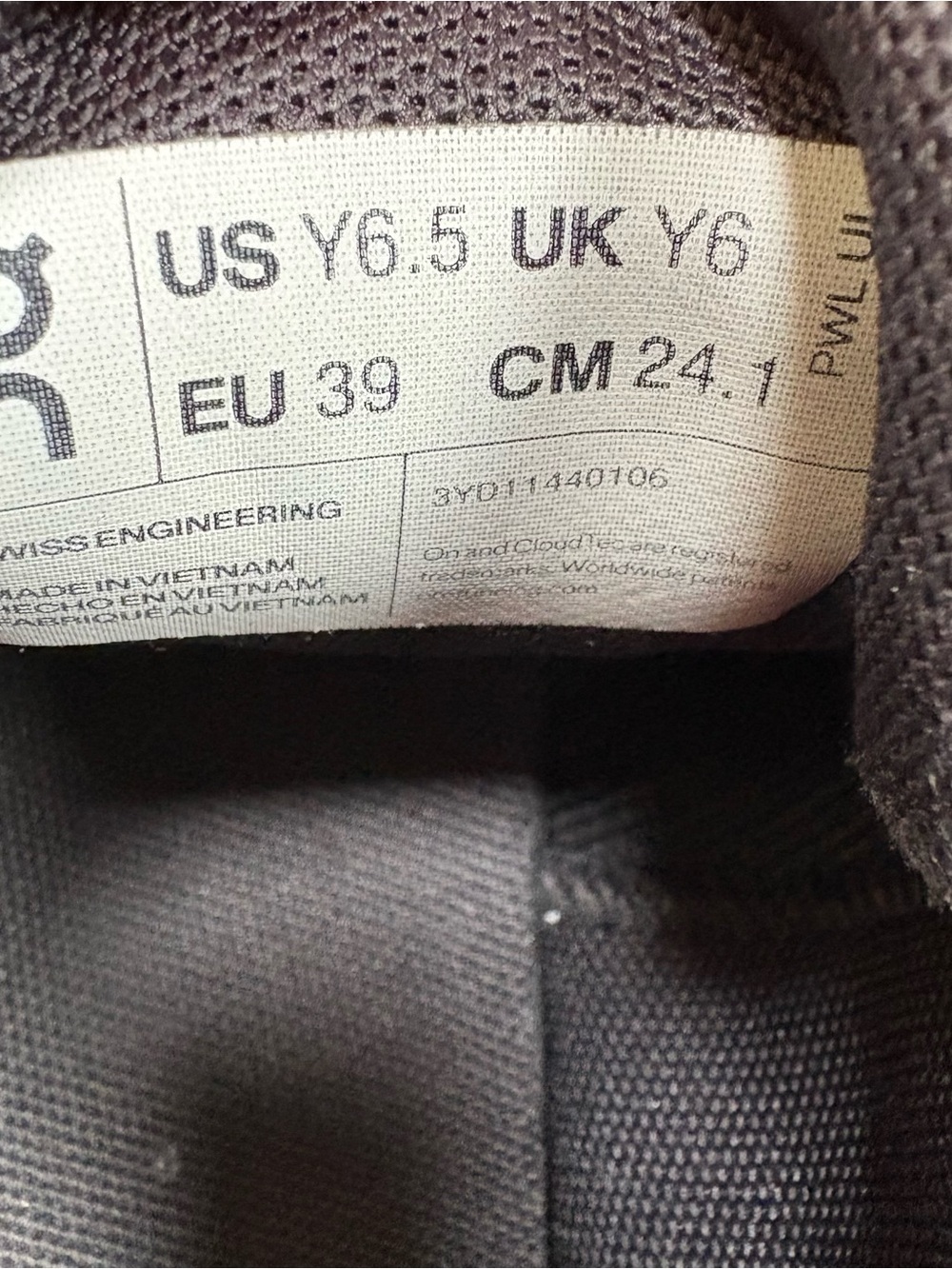 On Cloud Sky youth black running Shoes size 6.5 - Picture 13 of 15
